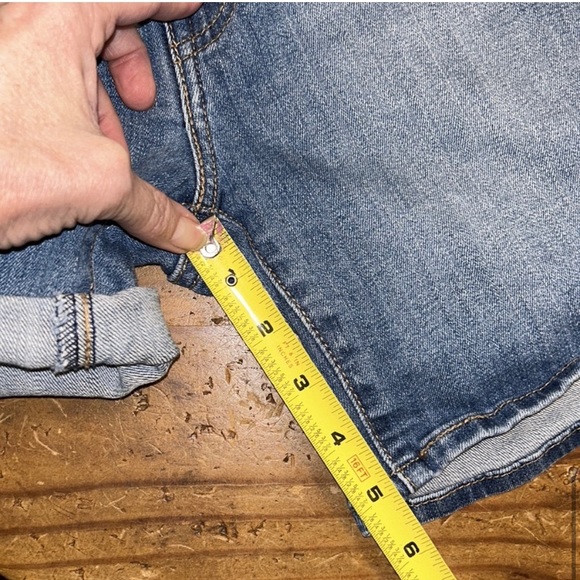 LEVIS sz 27 denim shorts 5 inch inseam with some stretch and roll up cuff option - Picture 5 of 5